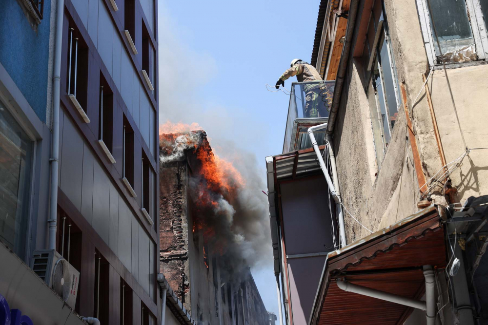 İstanbul Fatih'te oyuncak fabrikası alev alev yandı! Bina kullanılamaz hale geldi 2