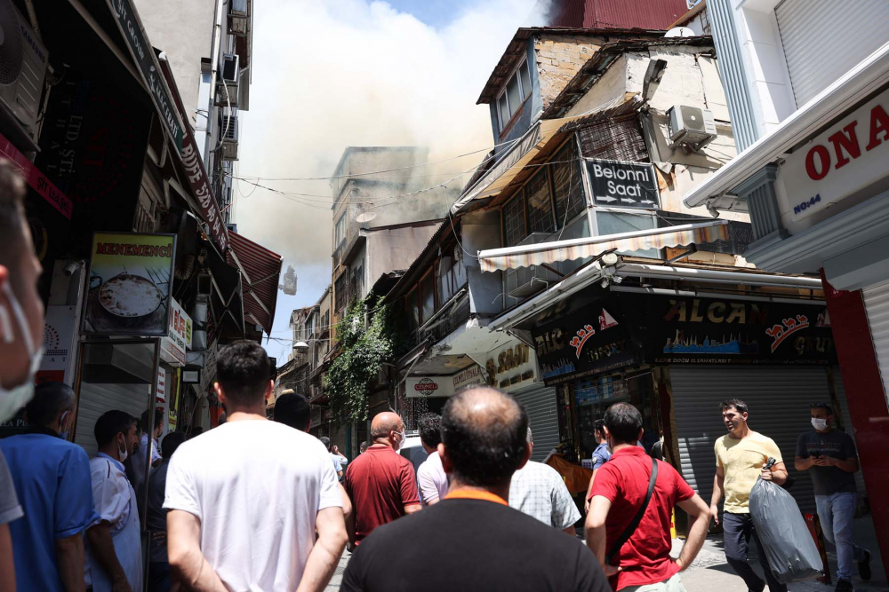 İstanbul Fatih'te oyuncak fabrikası alev alev yandı! Bina kullanılamaz hale geldi 3