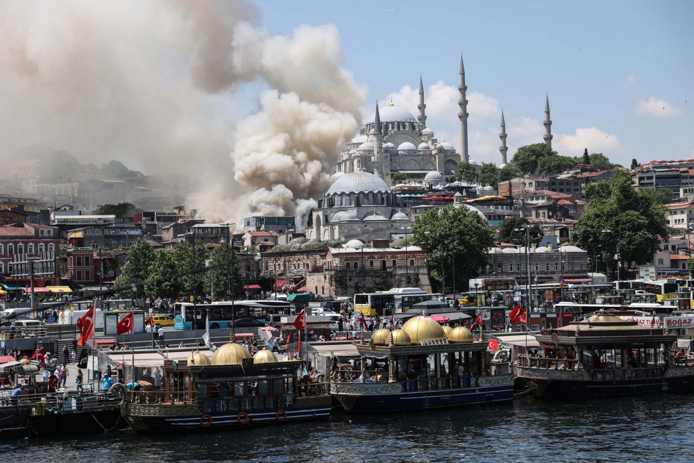 İstanbul Fatih'te oyuncak fabrikası alev alev yandı! Bina kullanılamaz hale geldi 4