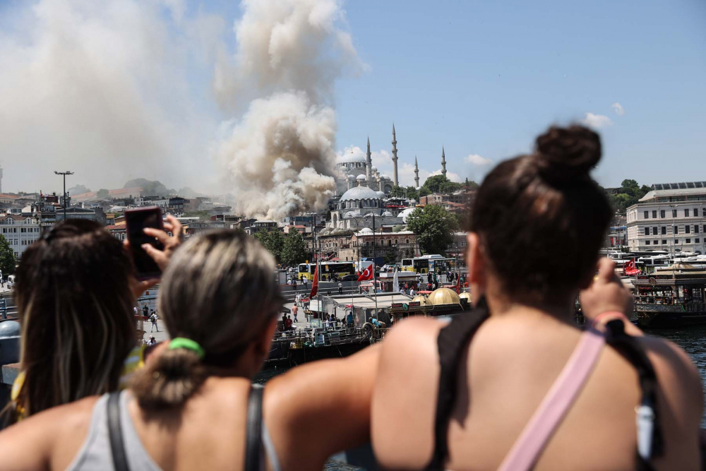 İstanbul Fatih'te oyuncak fabrikası alev alev yandı! Bina kullanılamaz hale geldi 5