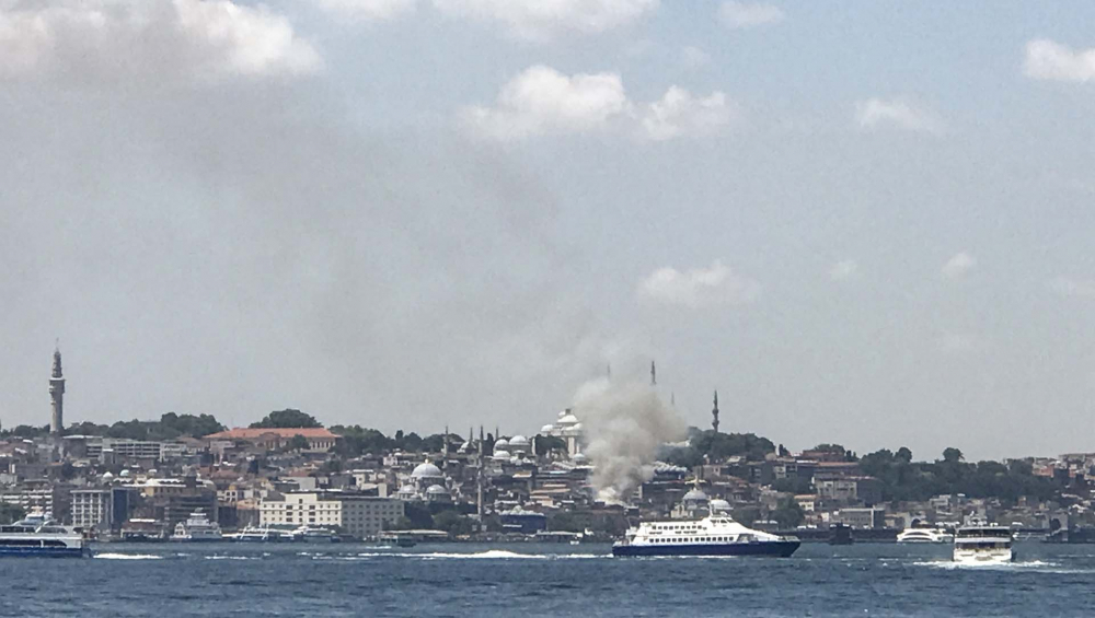 İstanbul Fatih'te oyuncak fabrikası alev alev yandı! Bina kullanılamaz hale geldi 7