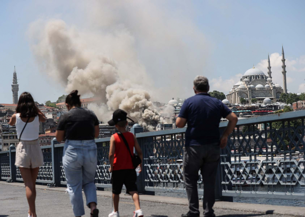 İstanbul Fatih'te oyuncak fabrikası alev alev yandı! Bina kullanılamaz hale geldi 8