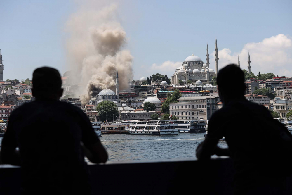 İstanbul Fatih'te oyuncak fabrikası alev alev yandı! Bina kullanılamaz hale geldi 9