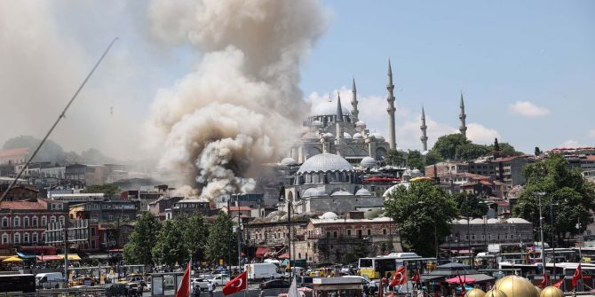 İstanbul Fatih'te oyuncak fabrikası alev alev yandı! Bina kullanılamaz hale geldi