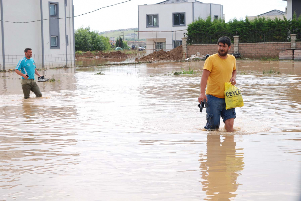 Sağanak yağışlar İstanbul Şile'de dereyi taşırdı! Mahalle sular altında kaldı, evleri ve işyerlerini su bastı 12