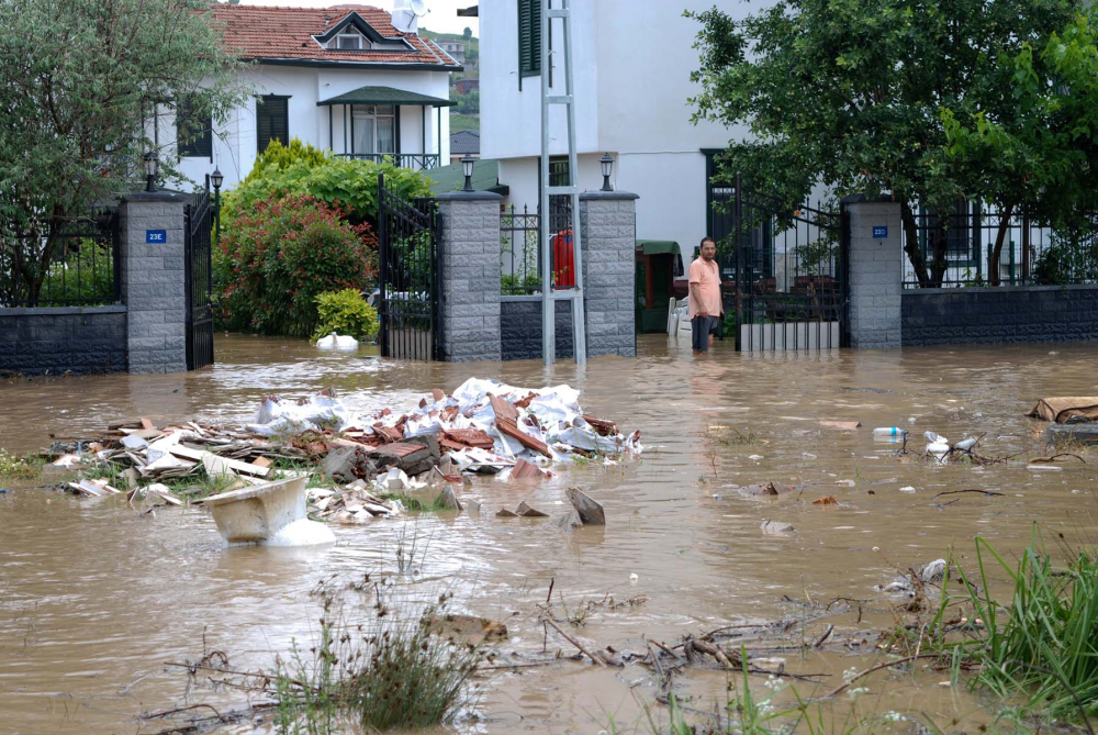 Sağanak yağışlar İstanbul Şile'de dereyi taşırdı! Mahalle sular altında kaldı, evleri ve işyerlerini su bastı 4