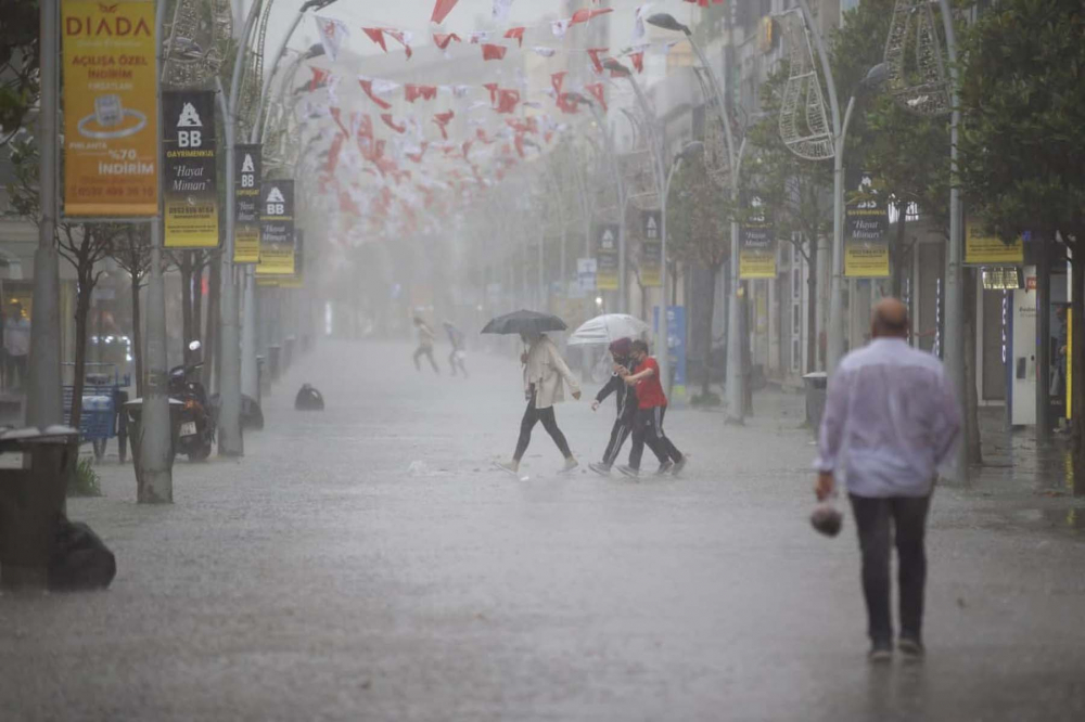 Şemsiyeniz yoksa sırılsıklam olacaksınız! Meteoroloji'den İstanbul ve birçok il için sağanak yağış uyarısı 1