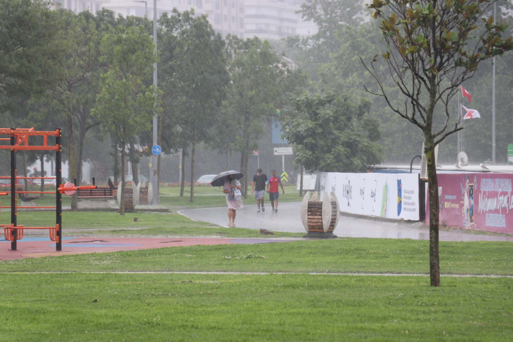 Şemsiyeniz yoksa sırılsıklam olacaksınız! Meteoroloji'den İstanbul ve birçok il için sağanak yağış uyarısı 10