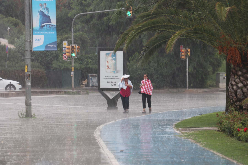 Şemsiyeniz yoksa sırılsıklam olacaksınız! Meteoroloji'den İstanbul ve birçok il için sağanak yağış uyarısı 9