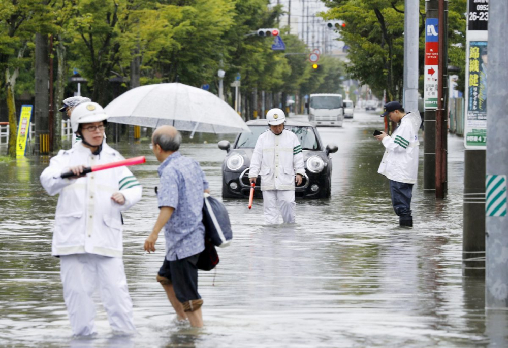 Şiddetli yağışlar ülkeyi esir aldı, kırmızı alarma geçildi! Japonya'da 330 bin kişi tahliye edilecek 12