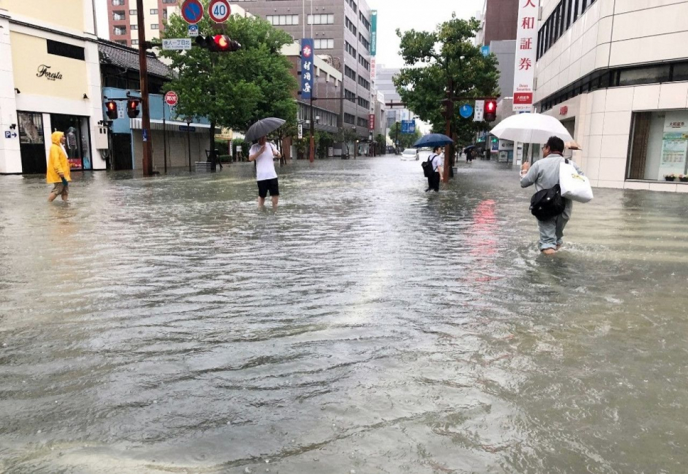 Şiddetli yağışlar ülkeyi esir aldı, kırmızı alarma geçildi! Japonya'da 330 bin kişi tahliye edilecek 5