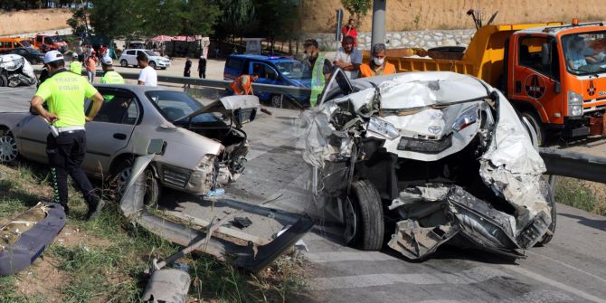 Tır kırmızı ışıkta bekleyen araçlara çarptı! Zincirleme kazada 8 araç birbirine girdi, ortalık savaş alanına döndü