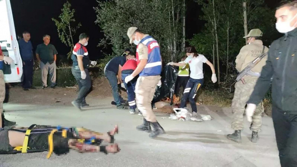 Van'da feci kaza: 6'sı yanarak 12 kişi öldü Düzensiz göçmenleri taşıyordu... Cesetler yola savruldu 1