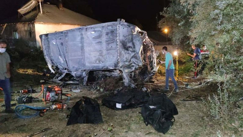 Van'da feci kaza: 6'sı yanarak 12 kişi öldü Düzensiz göçmenleri taşıyordu... Cesetler yola savruldu 3