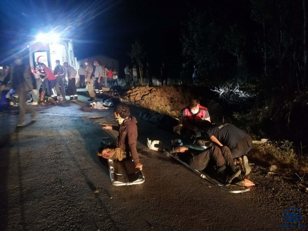 Van'da feci kaza: 6'sı yanarak 12 kişi öldü Düzensiz göçmenleri taşıyordu... Cesetler yola savruldu 6