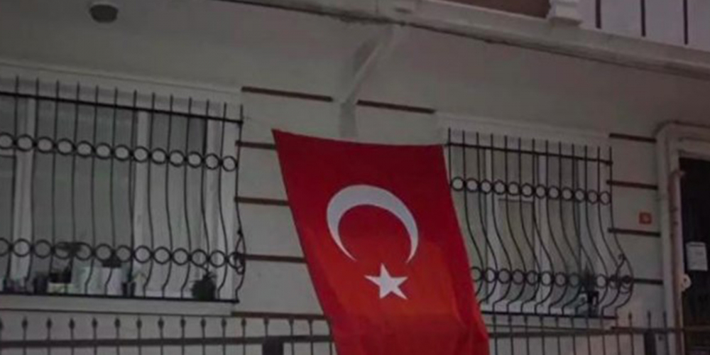 Skandal olay tepki çekti! Türk bayrağını koparıp çöpe attı 1