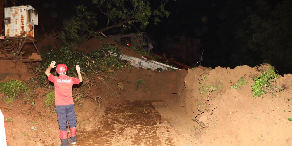 Sel ve heyelan felaketi! Kayıp 3 kişi için arama kurtarma çalışmalarına başlandı 10