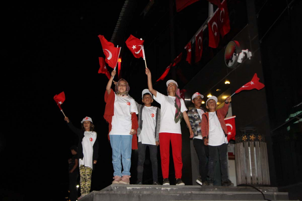 Milli irade tankları yendi! 15 Temmuz Demokrasi ve Milli Birlik Günü'nde yer gök inledi! İşte yurt genelinde 15 Temmuz anma etkinlikleri... 4