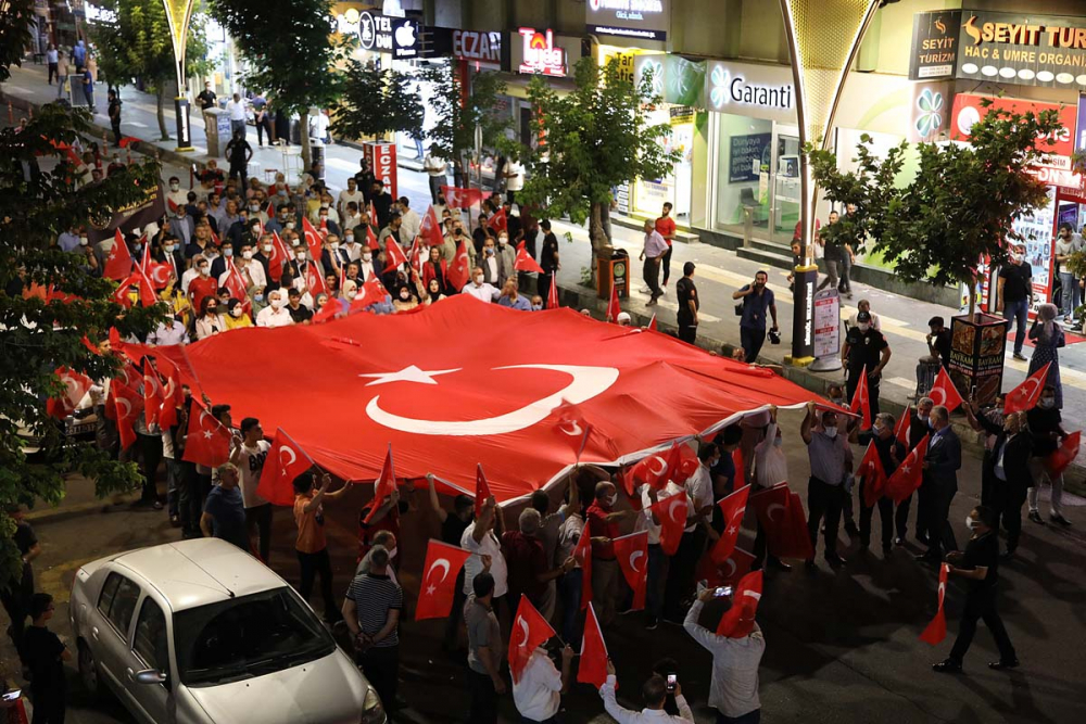 Milli irade tankları yendi! 15 Temmuz Demokrasi ve Milli Birlik Günü'nde yer gök inledi! İşte yurt genelinde 15 Temmuz anma etkinlikleri... 6