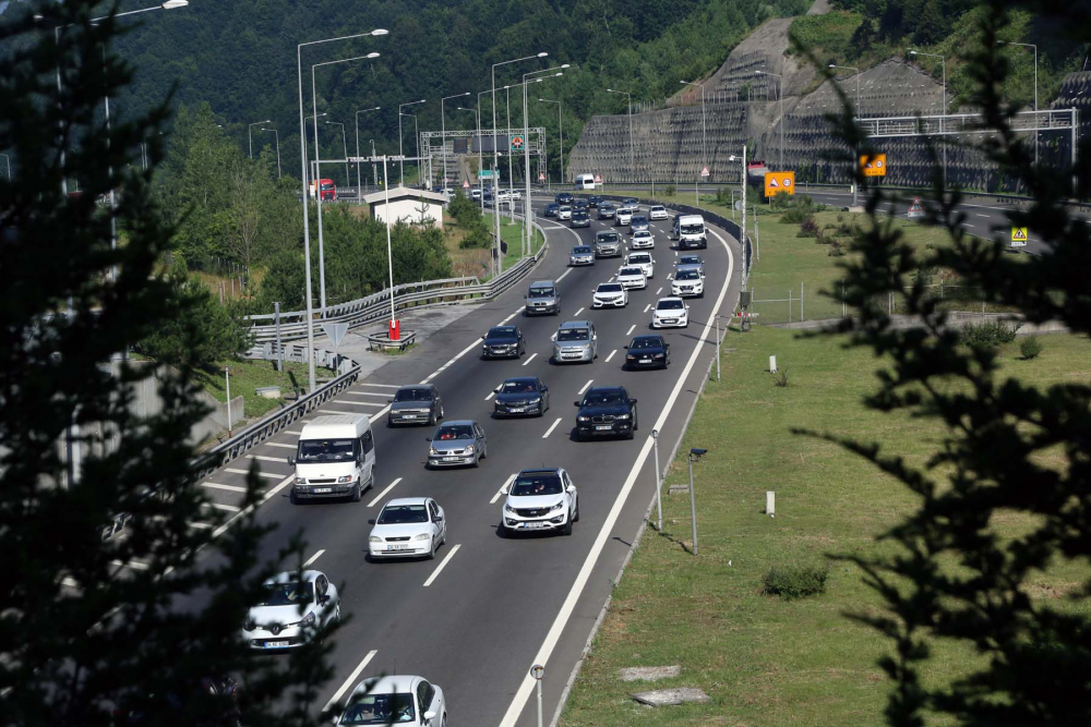 Tatilciler yollara düştü! Anadolu Otoyolunda yoğunluk oluştu 3