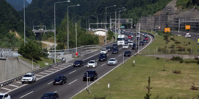 Tatilciler yollara düştü! Anadolu Otoyolunda yoğunluk oluştu