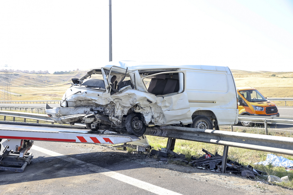 Ankara'da zincirleme kaza! Yol savaş alanına döndü: 17 kişi yaralandı 7