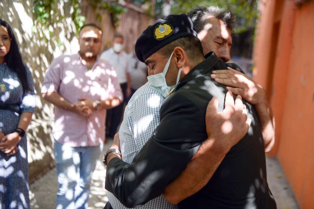 Şehidimizin emaneti! Oğullarını şehit verdikleri saldırıda gazi olan köpeği sahiplendiler 8