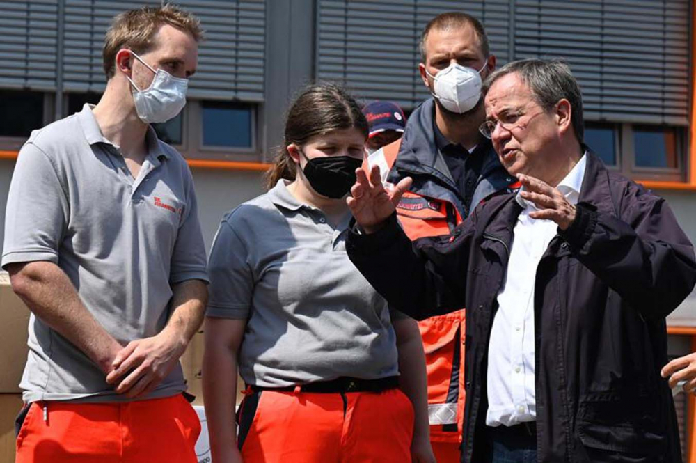 Almanya'da başbakan adayı Laschet’ten afet bölgesinde skandal görüntüler! İnsanlar canı ile uğraşırken Merkel'in veliahtı kahkaha attı... 3