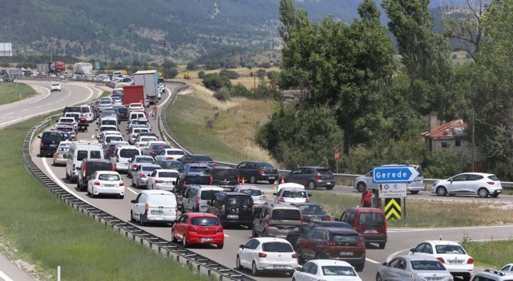 Sürücüler dikkat: Tatilciler Türkiye'nin dört bir yanından yollara düştü! Kurban Bayramı hareketliliği trafiğe neden oldu... 1