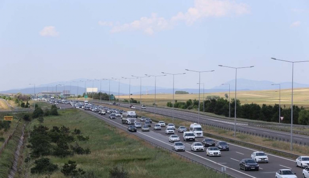 Sürücüler dikkat: Tatilciler Türkiye'nin dört bir yanından yollara düştü! Kurban Bayramı hareketliliği trafiğe neden oldu... 10