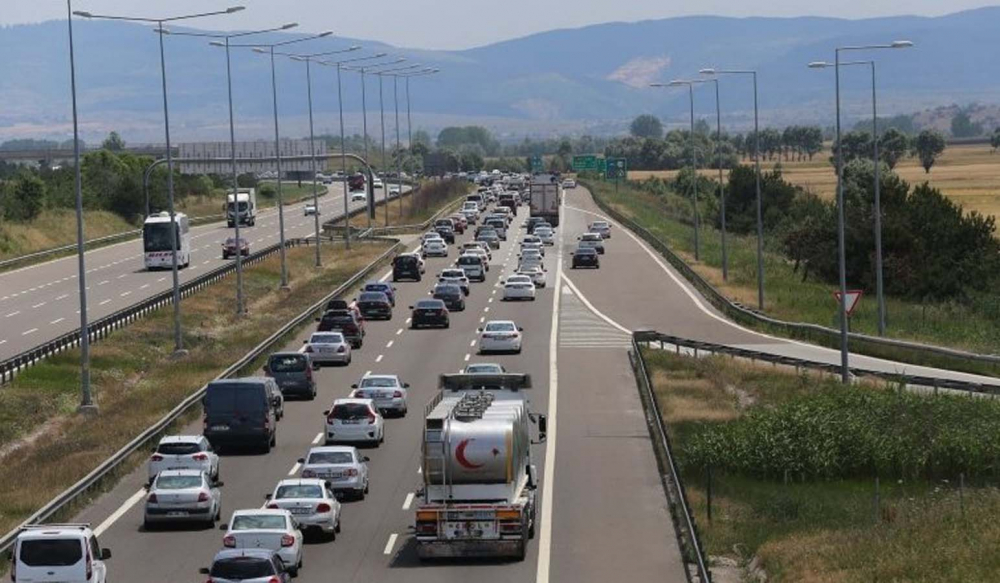 Sürücüler dikkat: Tatilciler Türkiye'nin dört bir yanından yollara düştü! Kurban Bayramı hareketliliği trafiğe neden oldu... 11