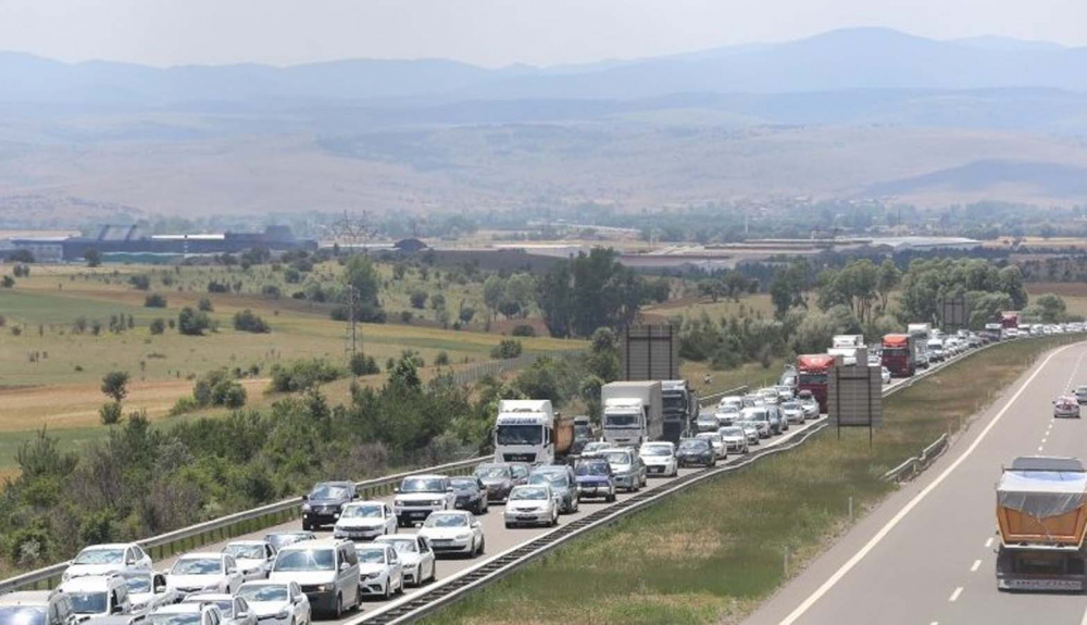 Sürücüler dikkat: Tatilciler Türkiye'nin dört bir yanından yollara düştü! Kurban Bayramı hareketliliği trafiğe neden oldu... 12