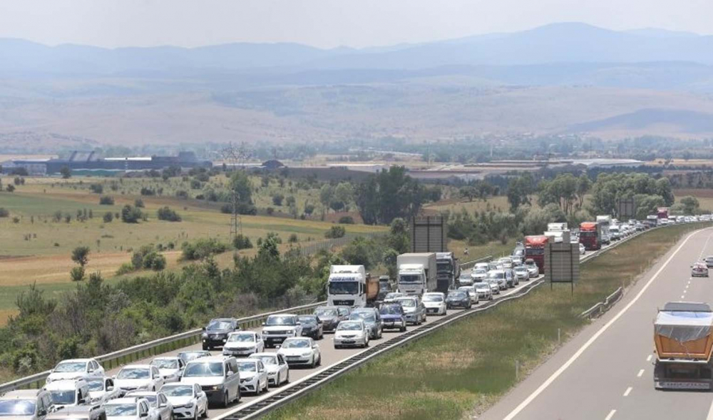 Sürücüler dikkat: Tatilciler Türkiye'nin dört bir yanından yollara düştü! Kurban Bayramı hareketliliği trafiğe neden oldu... 2