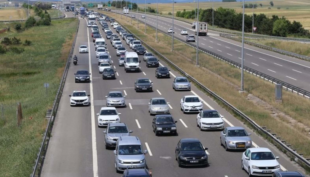 Sürücüler dikkat: Tatilciler Türkiye'nin dört bir yanından yollara düştü! Kurban Bayramı hareketliliği trafiğe neden oldu... 3