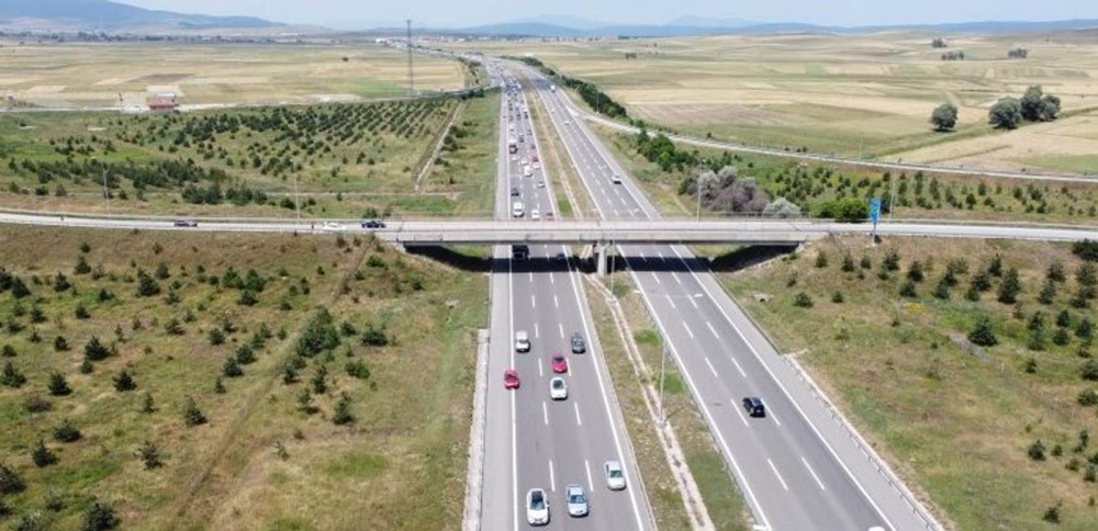 Sürücüler dikkat: Tatilciler Türkiye'nin dört bir yanından yollara düştü! Kurban Bayramı hareketliliği trafiğe neden oldu... 4