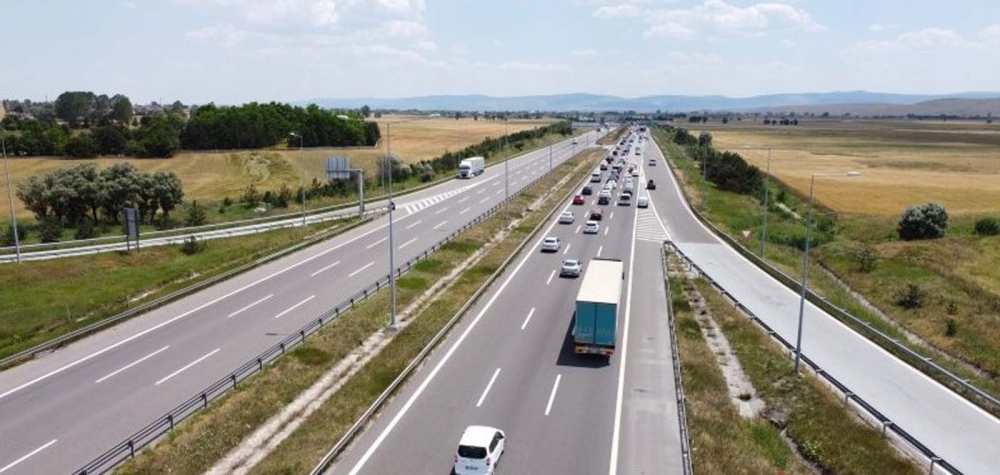 Sürücüler dikkat: Tatilciler Türkiye'nin dört bir yanından yollara düştü! Kurban Bayramı hareketliliği trafiğe neden oldu... 5