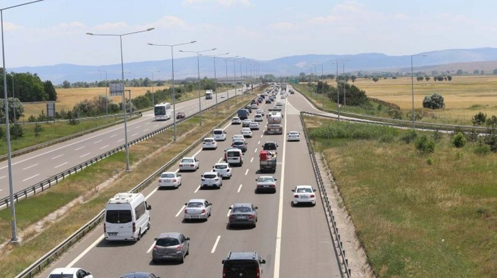 Sürücüler dikkat: Tatilciler Türkiye'nin dört bir yanından yollara düştü! Kurban Bayramı hareketliliği trafiğe neden oldu... 6