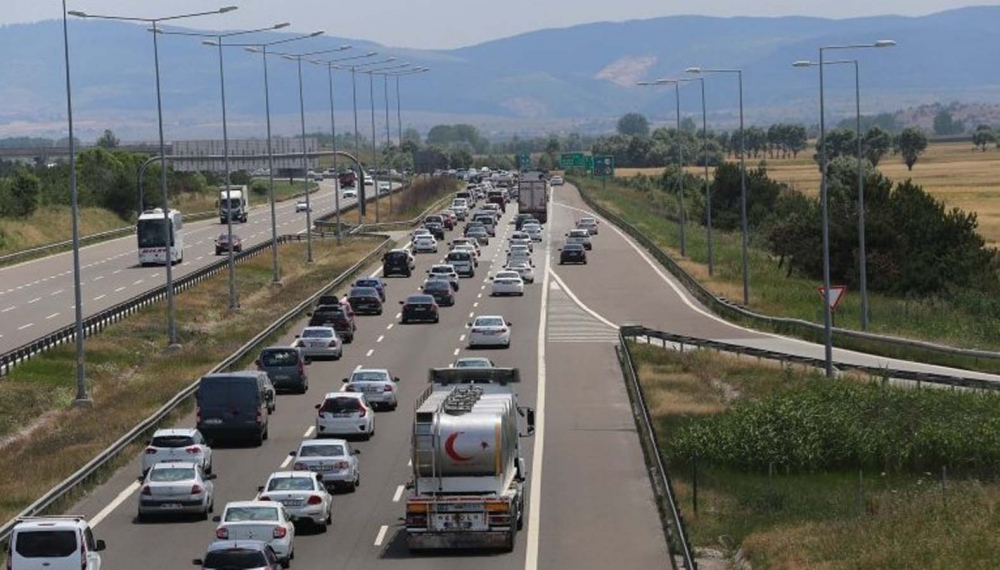 Sürücüler dikkat: Tatilciler Türkiye'nin dört bir yanından yollara düştü! Kurban Bayramı hareketliliği trafiğe neden oldu... 8