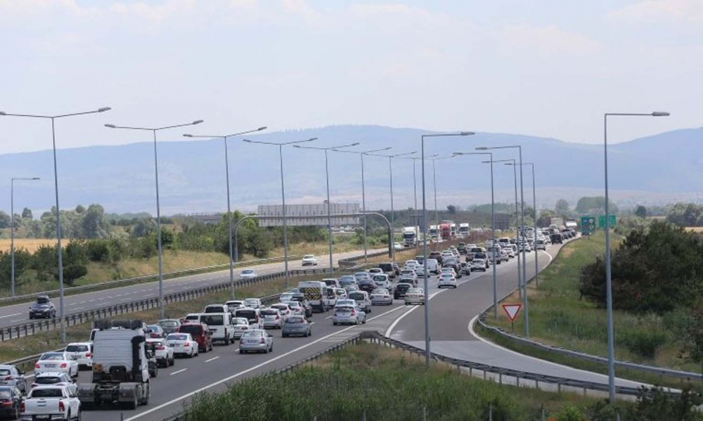 Sürücüler dikkat: Tatilciler Türkiye'nin dört bir yanından yollara düştü! Kurban Bayramı hareketliliği trafiğe neden oldu... 9