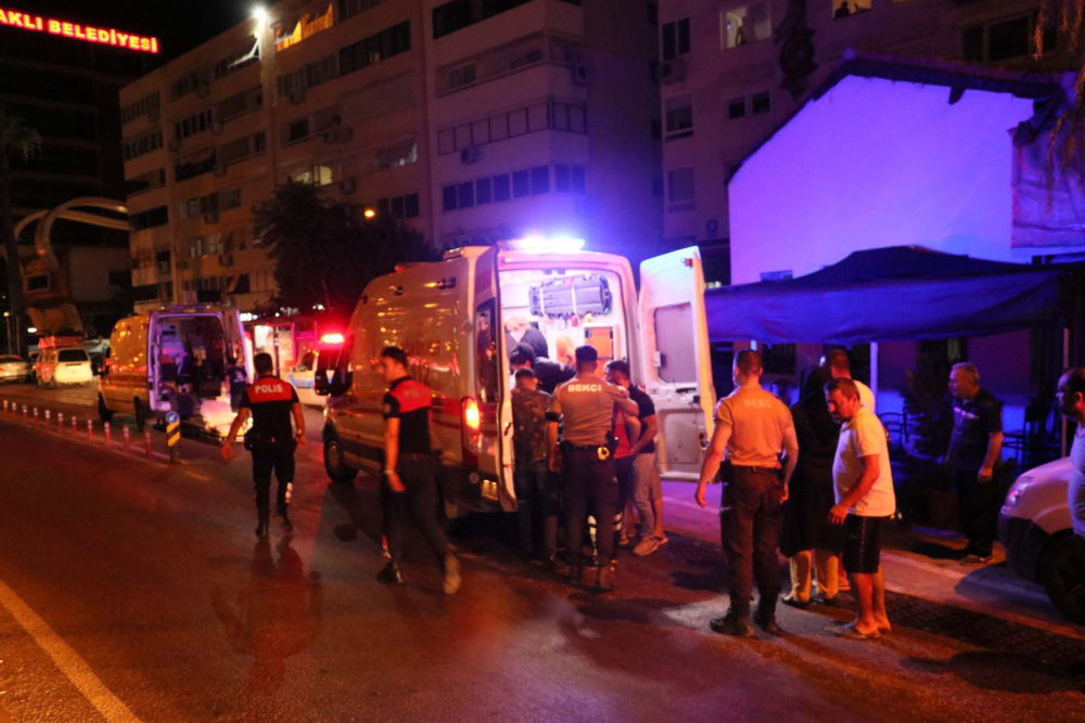 İzmir'de omuz atma tartışması bıçaklı kavgaya dönünce kan aktı: 1 ölü, 2'si ağır 3 yaralı 3