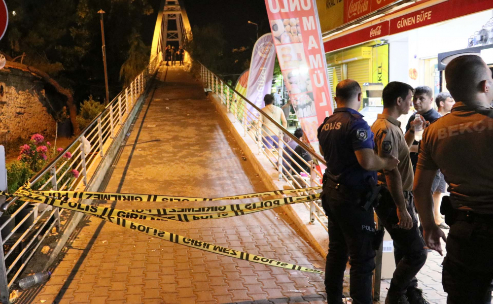 İzmir'de omuz atma tartışması bıçaklı kavgaya dönünce kan aktı: 1 ölü, 2'si ağır 3 yaralı 4