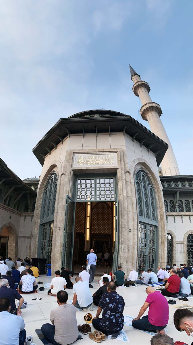 Taksim Camii'nde ilk bayram namazı heyecanı! Vatandaşlar akın etti 10