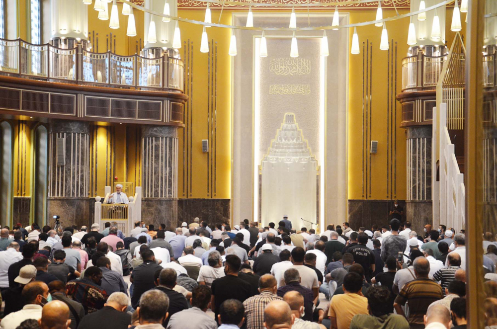 Taksim Camii'nde ilk bayram namazı heyecanı! Vatandaşlar akın etti 2