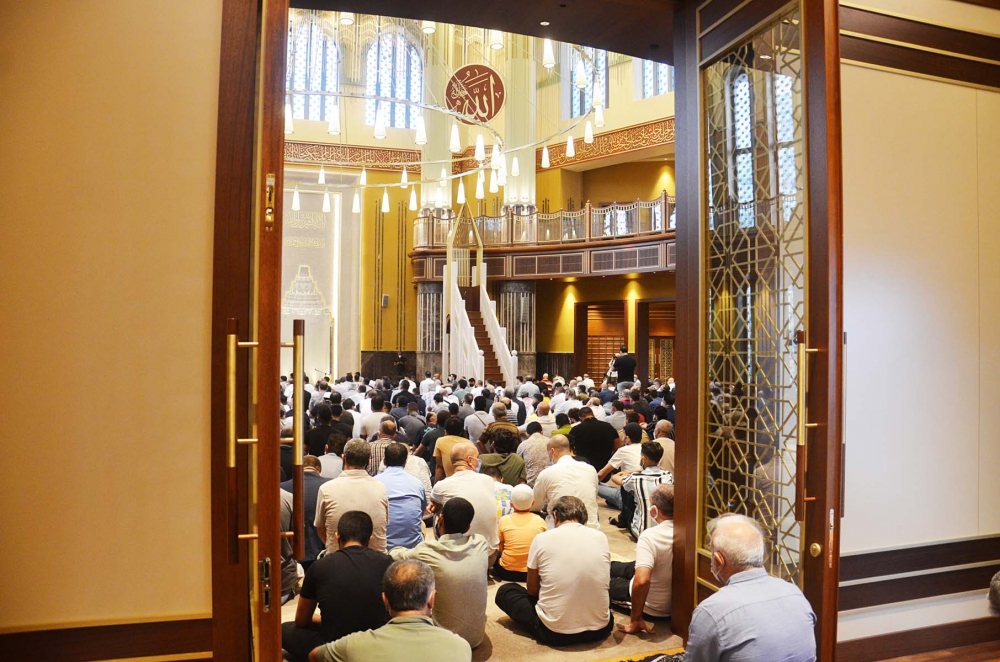 Taksim Camii'nde ilk bayram namazı heyecanı! Vatandaşlar akın etti 3