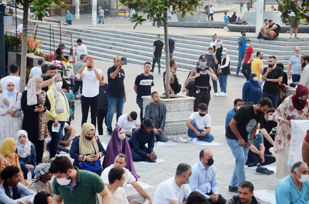 Taksim Camii'nde ilk bayram namazı heyecanı! Vatandaşlar akın etti 6