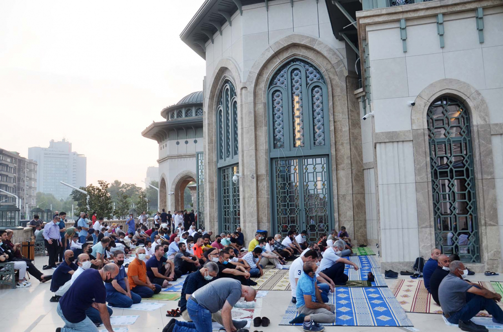 Taksim Camii'nde ilk bayram namazı heyecanı! Vatandaşlar akın etti 8