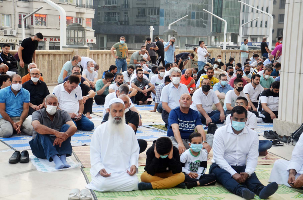 Taksim Camii'nde ilk bayram namazı heyecanı! Vatandaşlar akın etti 9