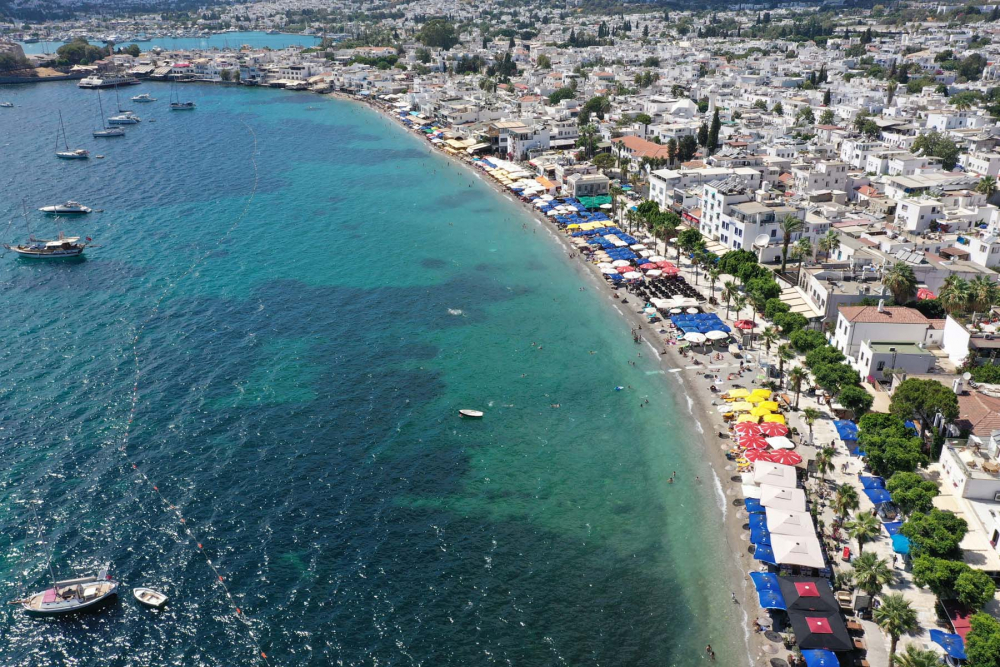 Vatandaşlar tatilin keyfini çıkarıyor! Antalya ve Muğla'da sahiller doldu, taştı 1