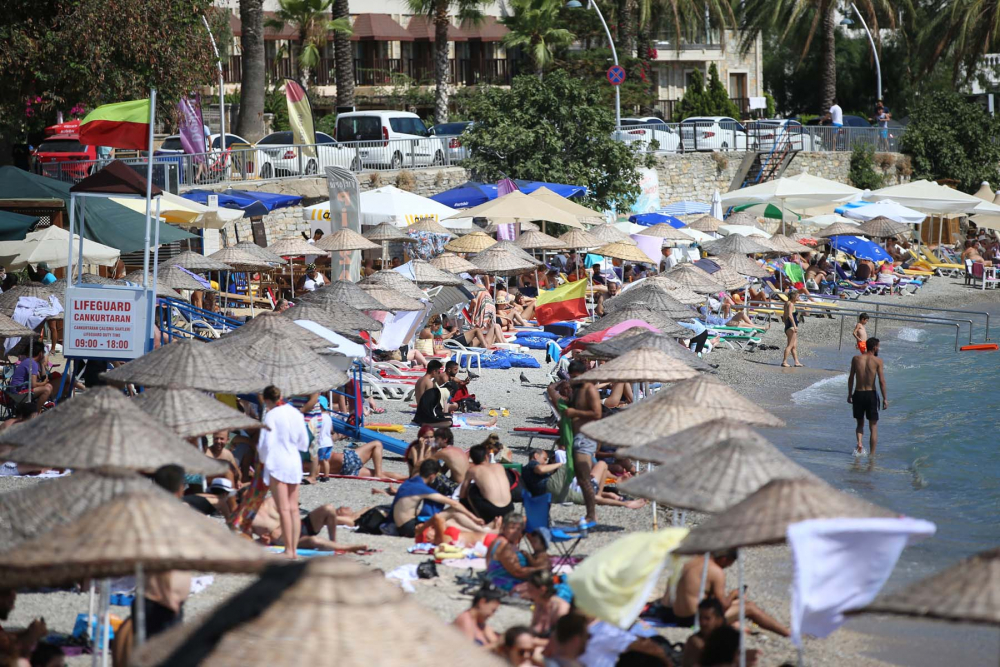 Vatandaşlar tatilin keyfini çıkarıyor! Antalya ve Muğla'da sahiller doldu, taştı 13