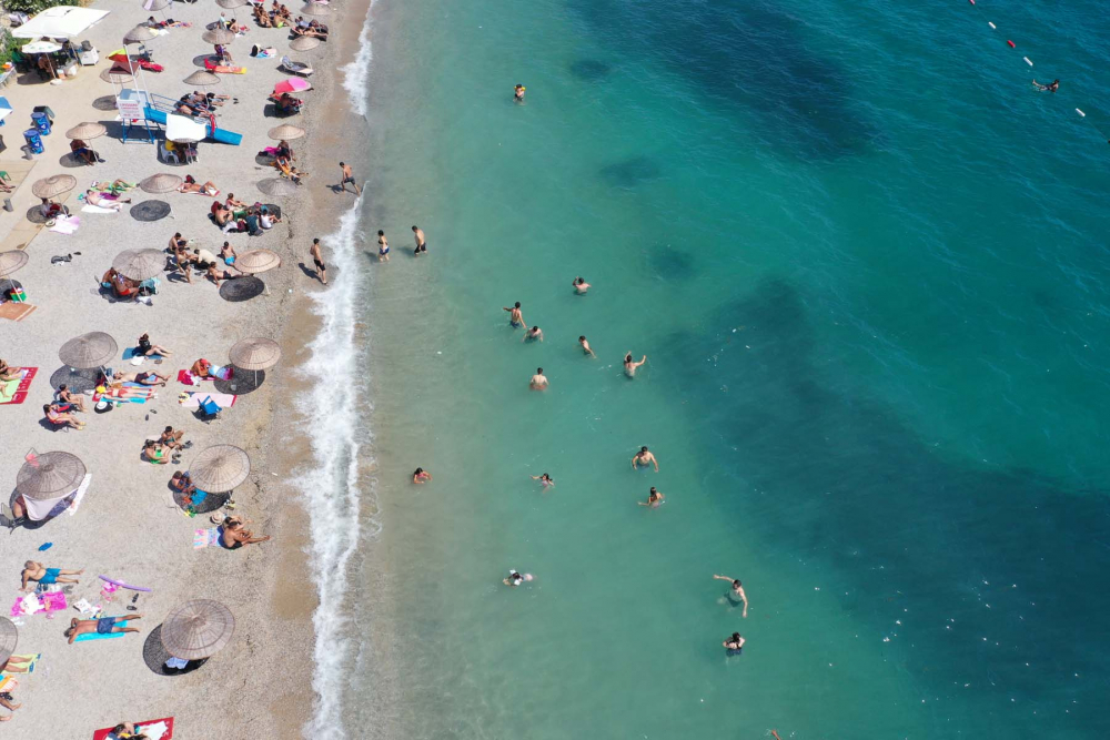 Vatandaşlar tatilin keyfini çıkarıyor! Antalya ve Muğla'da sahiller doldu, taştı 14